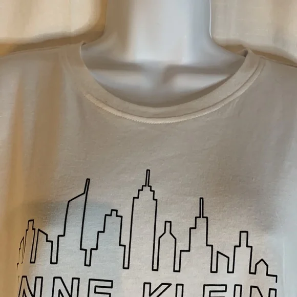3/$20 Anne Klein M Cityscape Tee - Picture 4 of 10